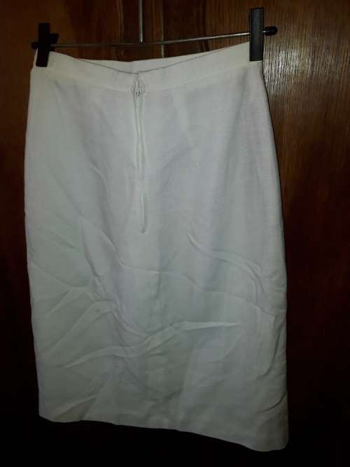 LADIES: WHITE SKIRT - MAKE: DELTON - SIZE: 12