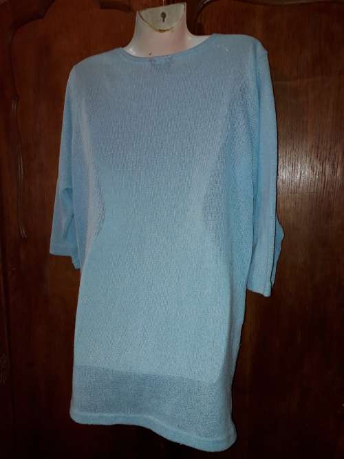 LADIES: BLUE KNITTED TOP - MAKE:REAL CLOTHING CO - SIZE: 16