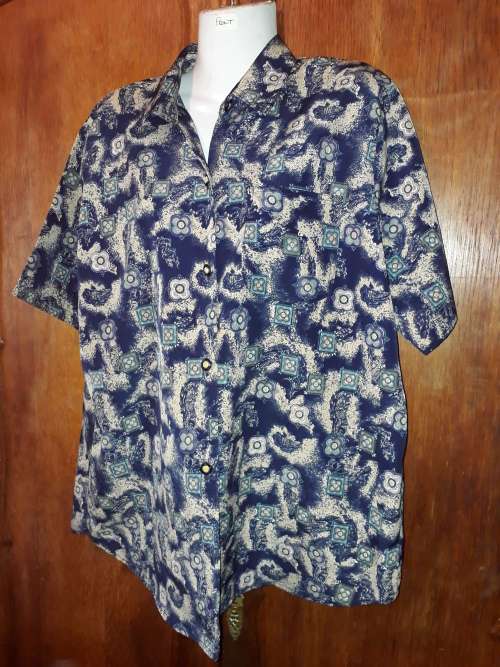 LADIES: BLUE MULTI COLORED BLOUSE - MAKE: NO MAKE - SIZE: NO SIZE