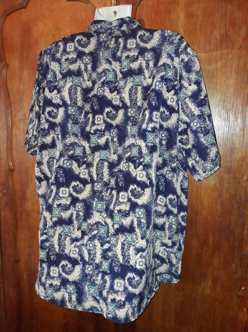 LADIES: BLUE MULTI COLORED BLOUSE - MAKE: NO MAKE - SIZE: NO SIZE
