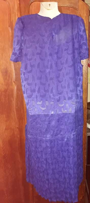 LADIES: LONG BLUE DRESS - MAKE: NO MAKE - SIZE: NO SIZE