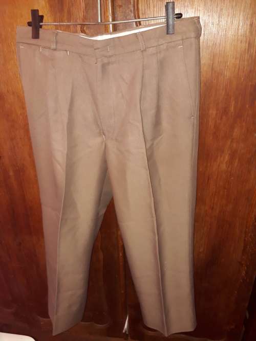 MENS: BROWN PANTS - MAKE: PERFECT - SIZE: LOOKS 30 TO 32