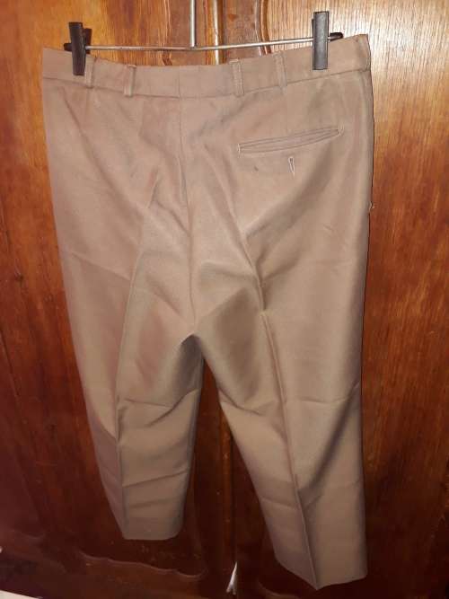 MENS: BROWN PANTS - MAKE: PERFECT - SIZE: LOOKS 30 TO 32