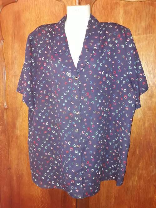 LADIES: BLUE MULTI COLORED BLOUSE - MAKE: JADE CORPORATE - SIZE: 22
