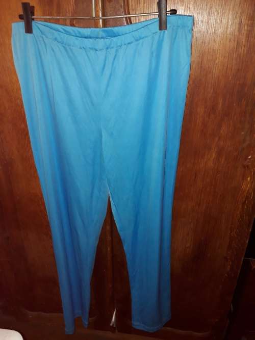 LADIES: BLUE PANTS - MAKE: NO MAKE - SIZE: NO SIZE