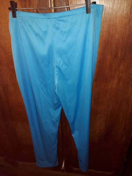 LADIES: BLUE PANTS - MAKE: NO MAKE - SIZE: NO SIZE