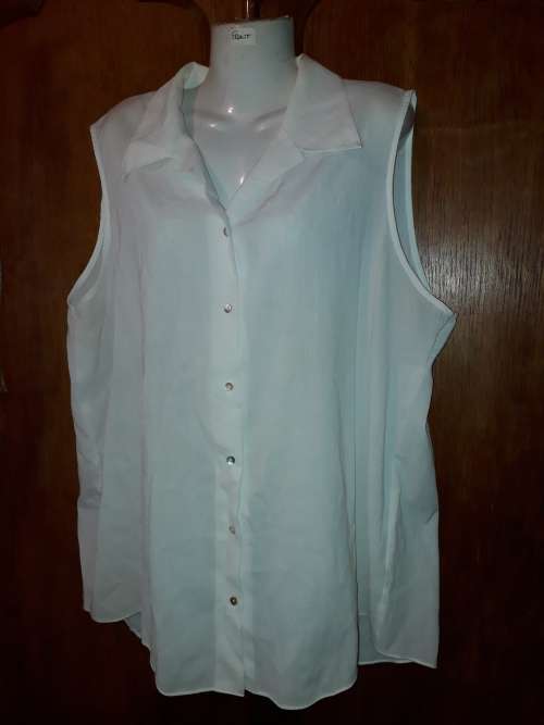 LADIES: WHITE BLOUSE - MAKE: WOOLWORTHS - SIZE: 22
