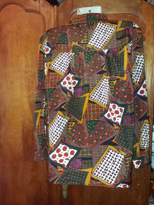 LADIES: MULTI COLORED BLOUSE - MAKE: NO MAKE - SIZE: NO SIZE