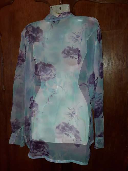 LADIES: THIN BLUE MULTI COLORED BLOUSE - MAKE: ROSE FASHION - SIZE: L