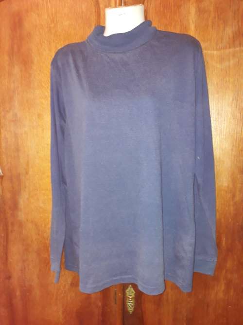 LADIES: BLUE POLAR NECK TOP - MAKE: NO MAKE - SIZE: NO SIZE