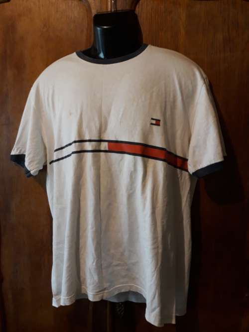 MENS: WHITE MULTI COLORED T-SHIRT - MAKE: TOMMY HILFIGER - SIZE: M