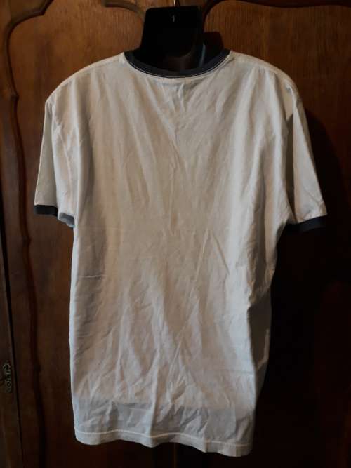 MENS: WHITE MULTI COLORED T-SHIRT - MAKE: TOMMY HILFIGER - SIZE: M