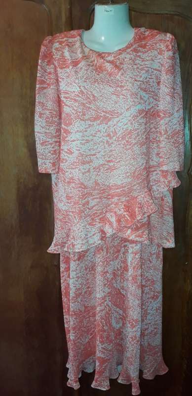 LADIES: ORANGE & WHITE DRESS - MAKE: NO MAKE - SIZE: NO SIZE