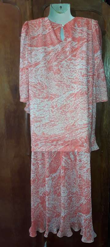 LADIES: ORANGE & WHITE DRESS - MAKE: NO MAKE - SIZE: NO SIZE