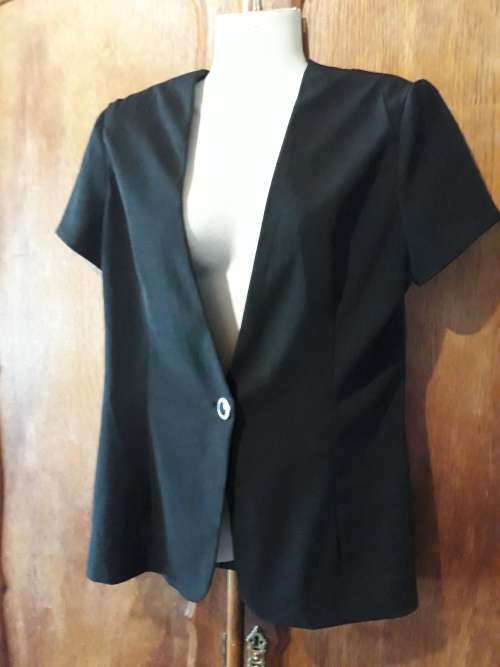 LADIES: BLACK BLOUSE - MAKE: NO MAKE - SIZE: NO SIZE