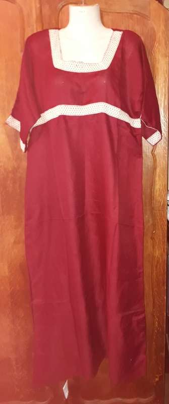 LADIES: LONG MAROON DRESS - MAKE: NO MAKE - SIZE: NO SIZE