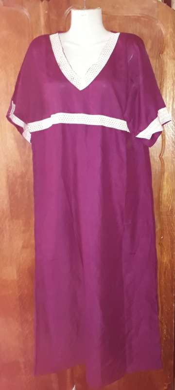 LADIES: PURPLE & WHITE DRESS - MAKE: CARGO CASUALS - SIZE: NO SIZE