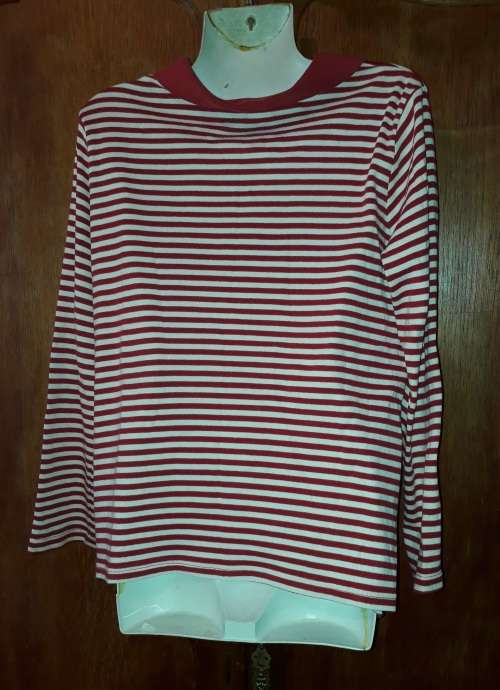 LADIES: RED, WHITE SHIRT - MAKE: NO MAKE - SIZE: NO SIZE