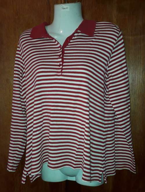 LADIES: RED, WHITE SHIRT - MAKE: NO MAKE - SIZE: NO SIZE