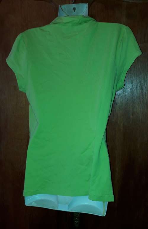COVID 19 SPECIAL! LADIES: GREEN SHIRT - MAKE: SUSSAN - SIZE: M