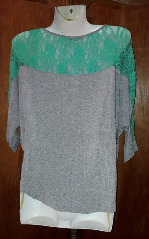COVID 19 SPECIAL! LADIES: GREY & GREEN TOP - MAKE: KOUKLA - SIZE: NO SIZE