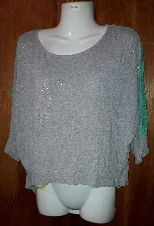 COVID 19 SPECIAL! LADIES: GREY & GREEN TOP - MAKE: KOUKLA - SIZE: NO SIZE