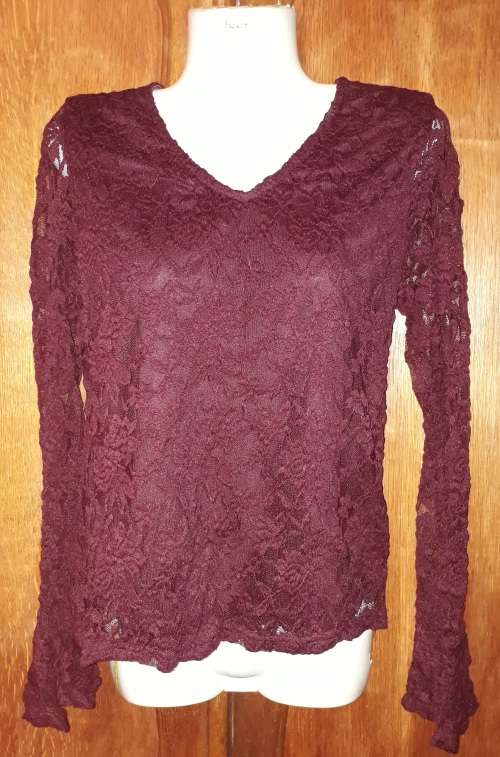 LADIES: MAROON TOP - MAKE: NO MAKE - SIZE: NO SIZE