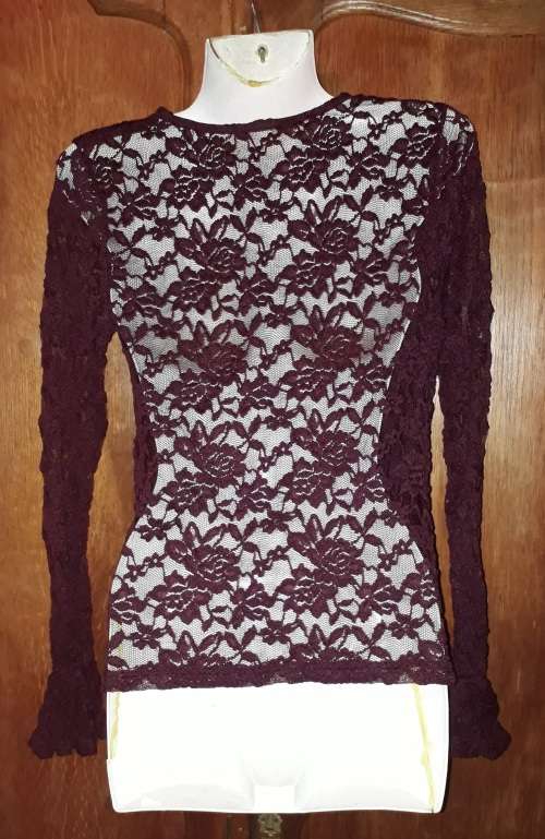 LADIES: MAROON TOP - MAKE: NO MAKE - SIZE: NO SIZE