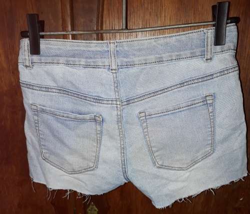 COVID 19 SPECIAL! LADIES: FADED BLUE DENIM SHORTS - MAKE: RT - SIZE: 28