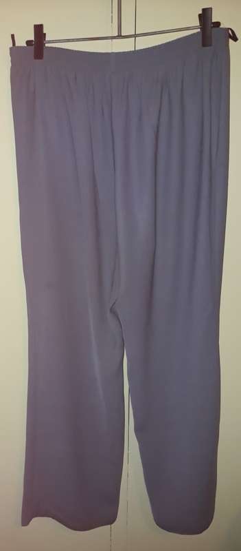 LADIES: GREY PANTS  - MAKE: NO MAKE - SIZE: NO SIZE