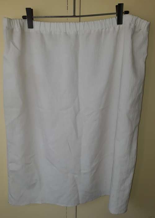 LADIES: WHITE SKIRT - MAKE: NO MAKE - SIZE: NO SIZE