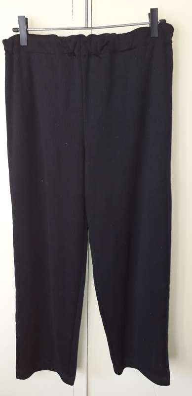 LADIES: BLACK PANTS - MAKE: NO MAKE - SIZE: NO SIZE