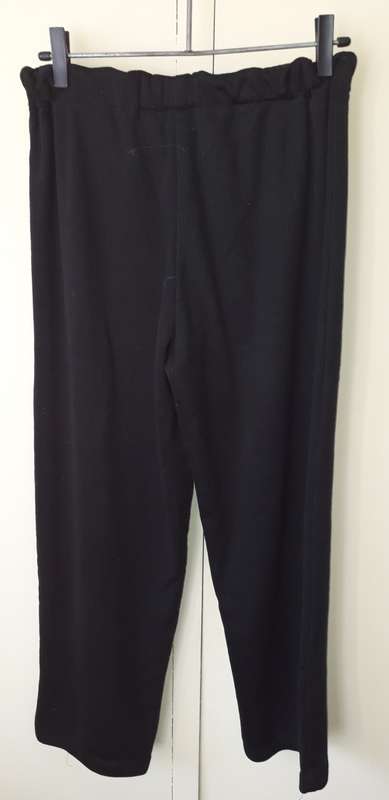 LADIES: BLACK PANTS - MAKE: NO MAKE - SIZE: NO SIZE