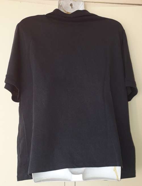 LADIES: BLACK SHIRT - MAKE: NO MAKE - SIZE: NO SIZE