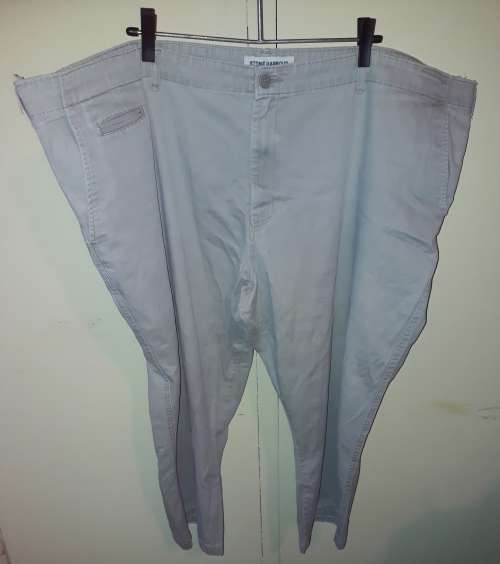 MENS: KHAKI PANTS - MAKE: STONE HARBOUR - SIZE: NO SIZE BUT LOOKS VERY BIG
