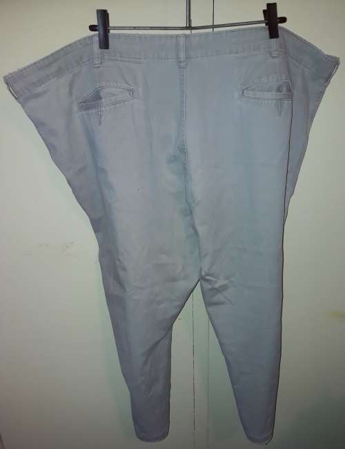 MENS: KHAKI PANTS - MAKE: STONE HARBOUR - SIZE: NO SIZE BUT LOOKS VERY BIG