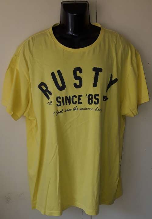 MENS: YELLOW T-SHIRT - MAKE: RUSTY - SIZE: 2XL