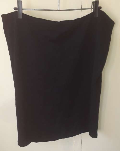 LADIES: BLACK SKIRT - MAKE: WOOLWORTHS - SIZE: XL HIP 123-134CM