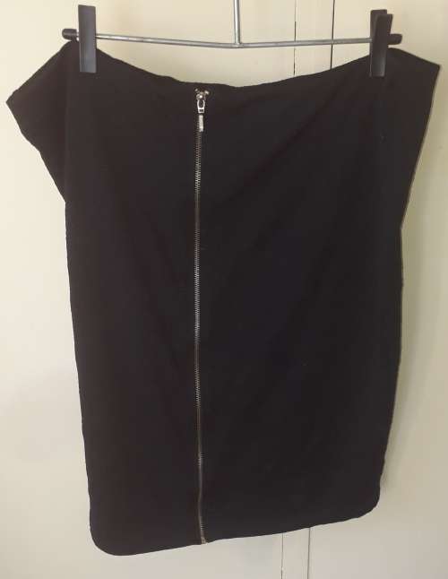LADIES: BLACK SKIRT - MAKE: WOOLWORTHS - SIZE: XL HIP 123-134CM