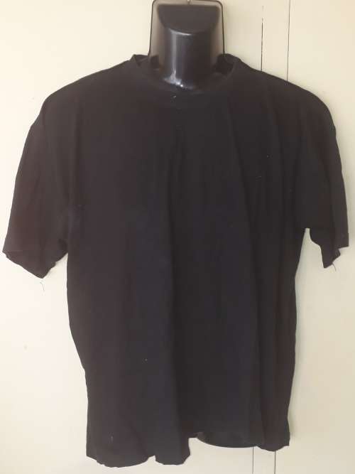 MENS: BLACK T-SHIRT - MAKE: NO MAKE - SIZE: XXL