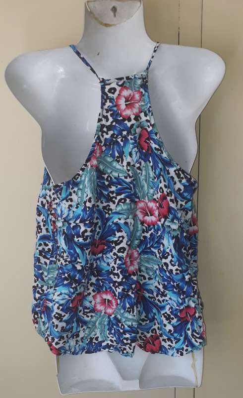 LADIES: MULTI COLORED TOP- MAKE: TANKED - SIZE: M