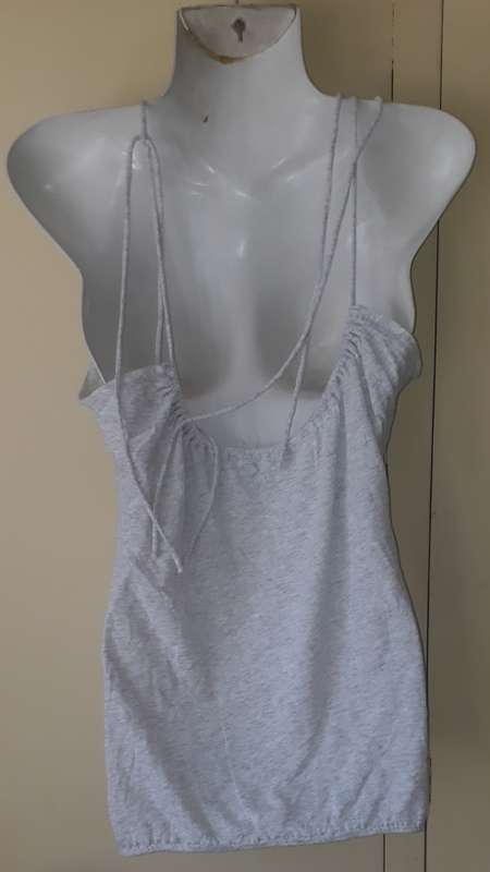 LADIES: GREY TOP - MAKE: STATUS MDDA - SIZE: 1