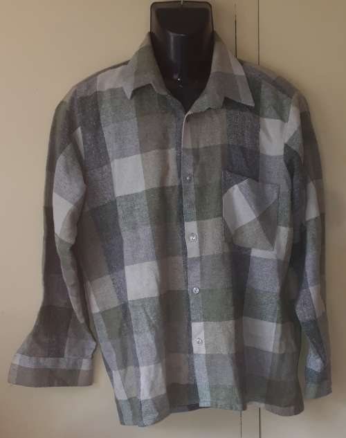 MENS: MULTI COLORED THICK SHIRT - MAKE: HYPERMARK - SIZE: NO SIZE