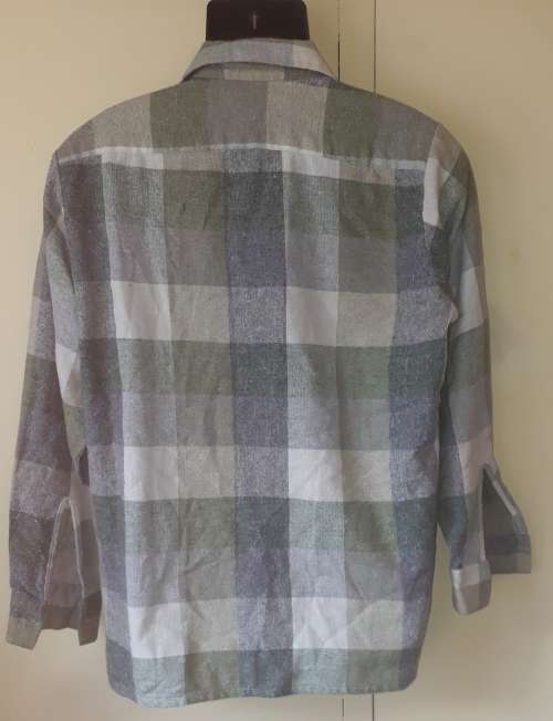 MENS: MULTI COLORED THICK SHIRT - MAKE: HYPERMARK - SIZE: NO SIZE