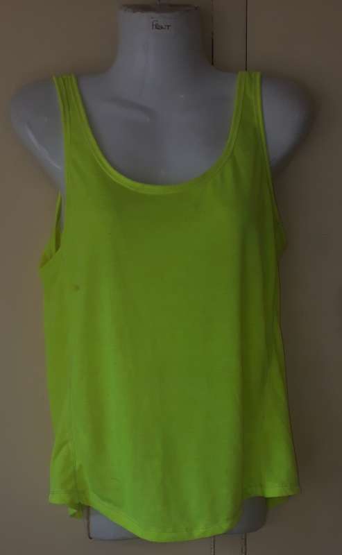 LADIES: GREEN TOP - MAKE: CHEROKEE EASY TO FIT - SIZE: S