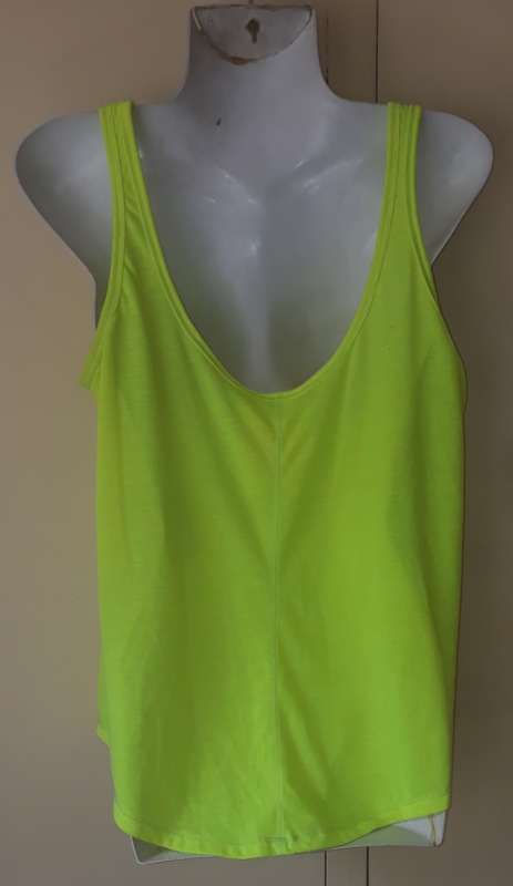 LADIES: GREEN TOP - MAKE: CHEROKEE EASY TO FIT - SIZE: S