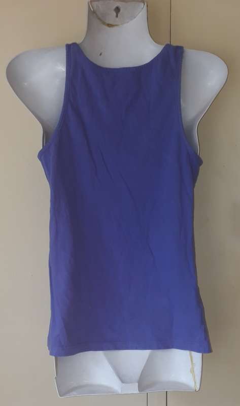 GIRLS: PURPLE TOP - MAKE: WOOLWORTHS HELLO KITTY - SIZE: AGE 13-14 H 162-165CM, B 82CM