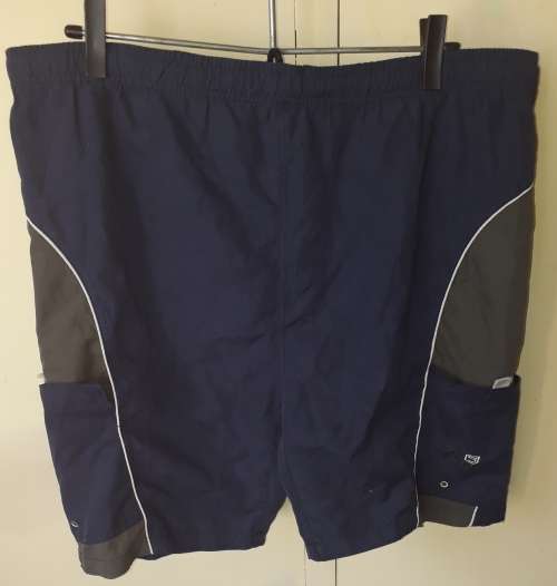 MENS: BLUE & GREEN SHORTS - MAKE: SEA STARS - SIZE: L