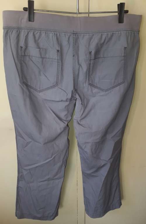 LADIES: GREY 3/4 PANTS - MAKE: REAL CLOTHING COMPANY- SIZE: 16