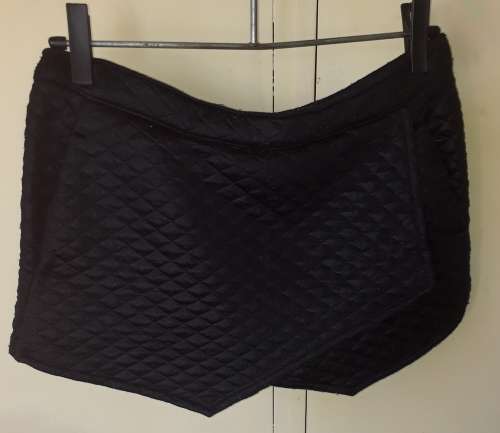 LADIES: BLACK SHORTS - MAKE: STRADIVARIUS - SIZE: 40